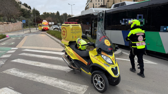 זירת התאונה בירושלים. תאונה בין שני אוטובוסים (צילום: תיעוד מבצעי מד"א)