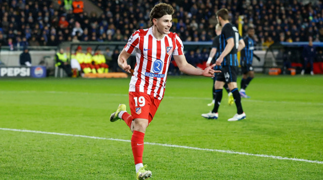 חוליאן אלברס שחקן אתלטיקו מדריד חוגג שער (צילום: רויטרס)