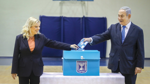 בנימין ושרה נתניהו בקלפי (צילום: מרק ישראל סלם, פול)