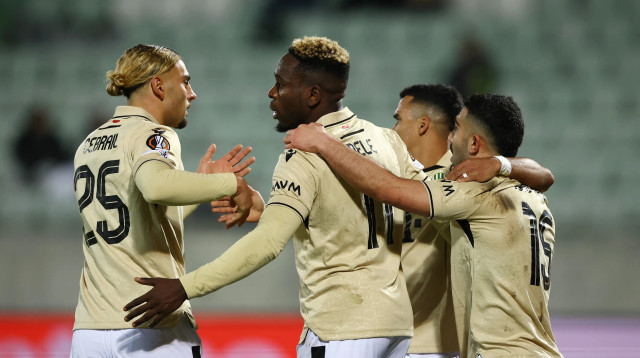 מוחמד אבו פאני ושחקני פרנצווארוש (צילום: רויטרס)