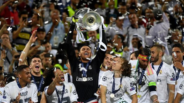 קיילור נבאס מניף את גביע ליגת האלופות (צילום: Laurence Griffiths)