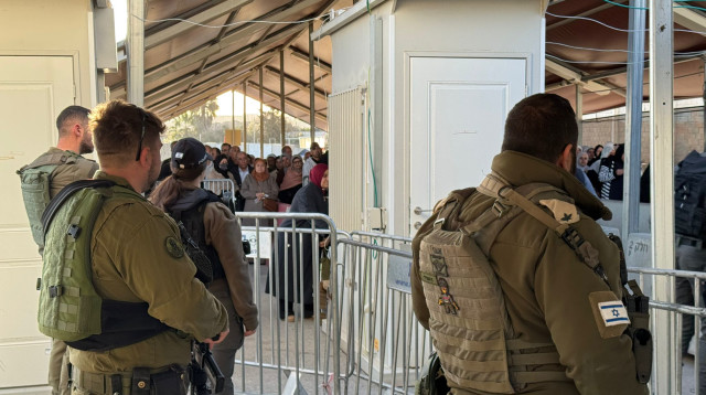 פלסטינים במעבר קלנדיה  (צילום: דובר צה"ל)