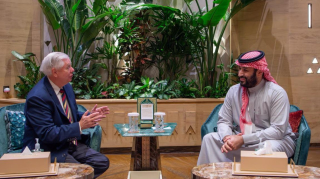 יורש העצר סעודי מוחמד בן סלמאן בפגישה עם הסנאטור לינדזי גרהאם (צילום: צילום מסך מתוך X (לשעבר טוויטר))
