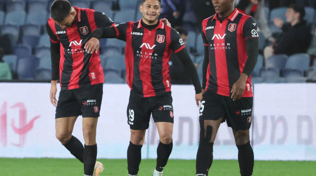 אנדרו אידוקו (מימין), נדים וראסנה, מרקו רקוניאץ שחקני הפועל ירושלים חוגגים (צילום: דני מרון)