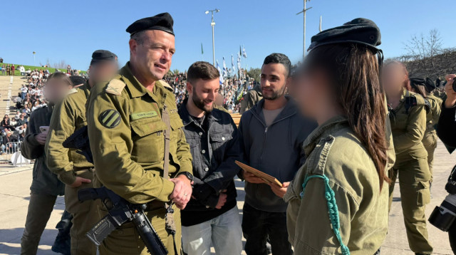 הרמטכ"ל, רא"ל אייל זמיר עם שורדי השבי נמרוד כהן ומתן אנגרסט (צילום: דובר צהל)