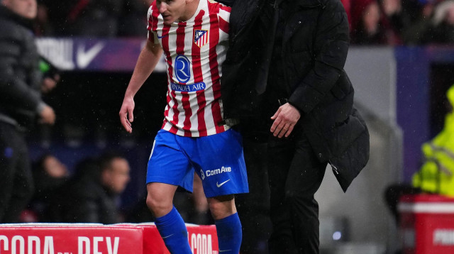 דייגו סימאונה מאמן אתלטיקו מדריד עם חוליאן אלברס (צילום: GettyImages, Aitor Alcalde)