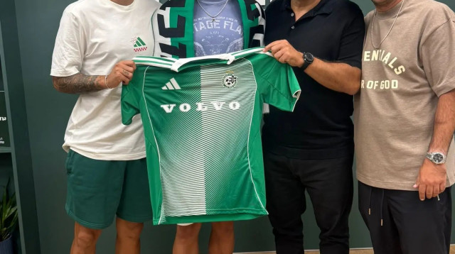 טומי ציצואשוילי לאחר החוזה המקצועני בשורות מכבי חיפה. לצידו ליאור רפאלוב וסוכנו רועי סימוני (צילום: באדיבות המצולמים)