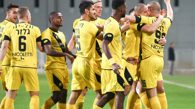 ערן לוי חוגג עם שחקני נתניה (צילום: דני מרון)