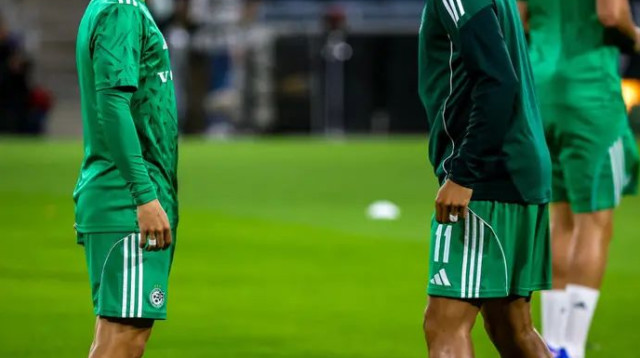 יחד בכנפיים. קנג'י גורה עם מנואל בנסון בחימום (צילום: קובי אליהו)