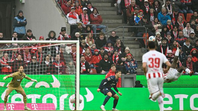 רגע של קסם. ראגנר אצ'ה מתעופף למספרת (צילום: Getty images)