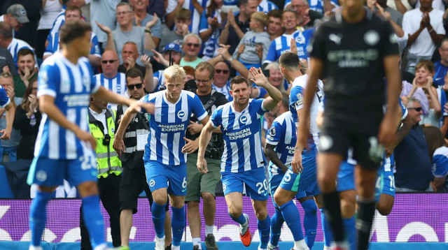 שחקני ברייטון חוגגים עם ג'יימס מילנר (צילום: רויטרס)