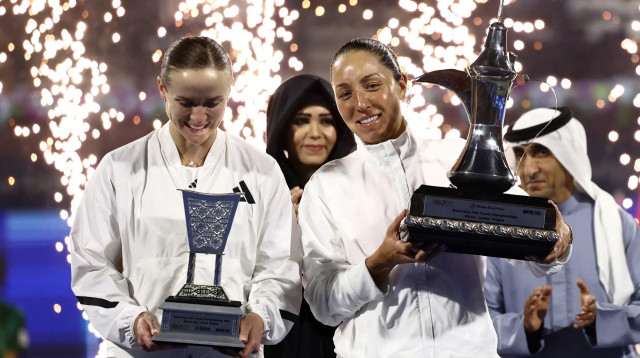 ג'סיקה פגולה טניסאית אמריקאית אלופת טורניר דובאי לצד אלינה סביטולינה טניסאית אוקראינית (צילום: רויטרס)