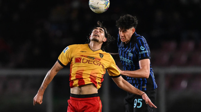 שחקן לצ'ה, עומרי גאנדלמן, מול שחקן אינטר, אלסנדרו באסטוני (צילום: GettyImages, Image Photo Agency)