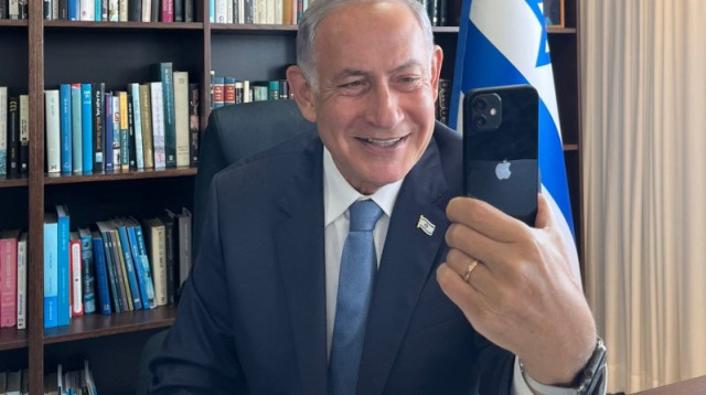 בנימין נתניהו בטלפון (צילום: דוברות הליכוד)