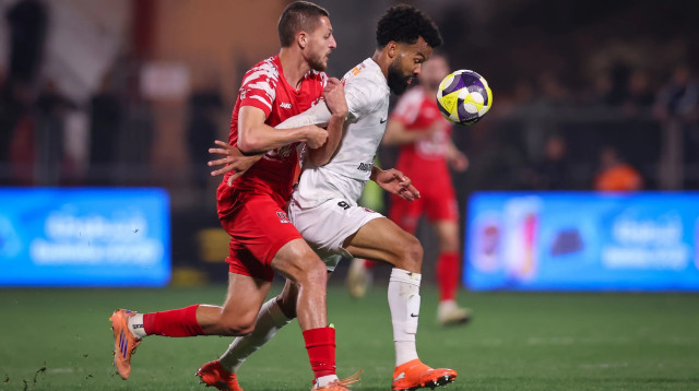 שחקן הפועל תל אביב, פלקאו, מול שחקן בני סכנין, אחמד סלמן (צילום: מאור אלקסלסי)