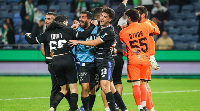 שחקני הפועל פתח תקוה חוגגים (צילום: קובי אליהו)