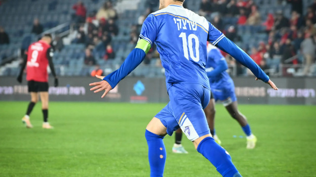 שחקן עירוני קרית שמונה אריאל שרצקי חוגג (צילום: ברני ארדוב)