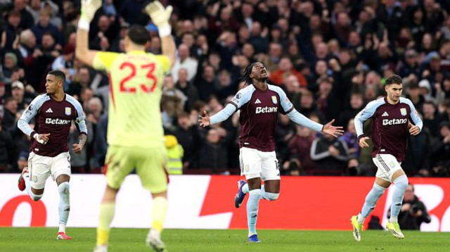 טמי אברהם ושחקני אסטון וילה חוגגים (צילום: Gettyimages)