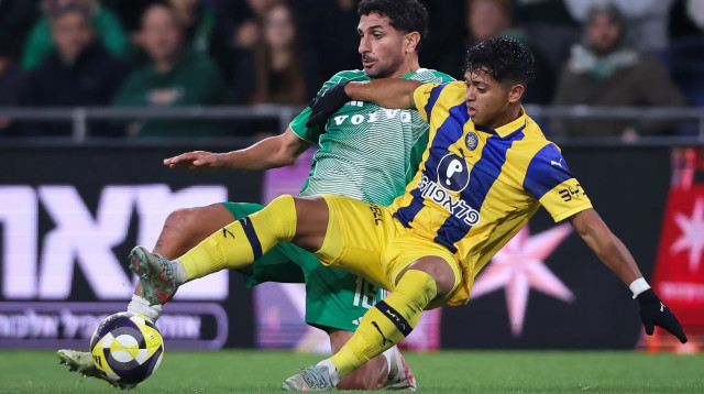 קרווין אנדרדה שחקן מכבי תל אביב מול קני סייף שחקן מכבי חיפה (צילום: מאור אלקסלסי)