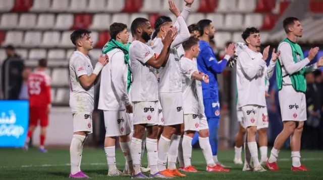 שחקני הפועל תל אביב בסיום (צילום: מאור אלקסלסי)