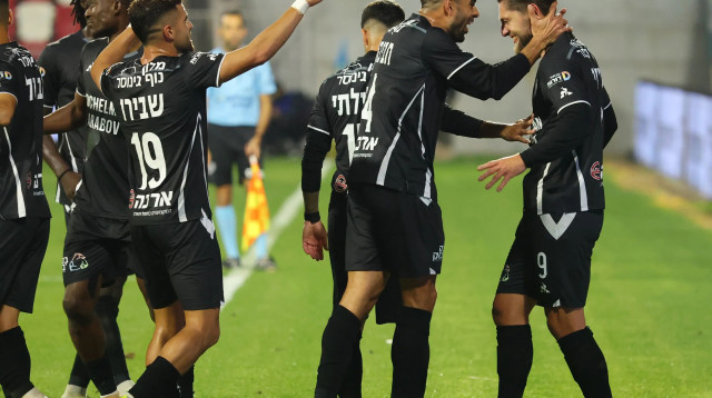 שחקני עירוני טבריה חוגגים עם סטניסלב בילנקי (צילום: אודי ציטיאט)