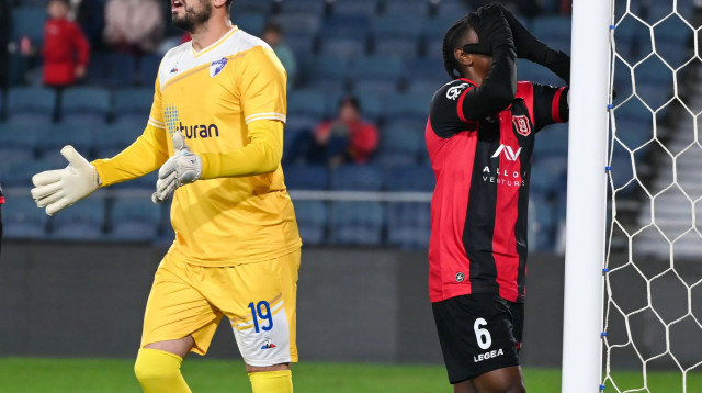 שוער עירוני קרית שמונה דניאל טננבאום לצד אווקה אשטה שחקן הפועל ירושלים (צילום: ברני ארדוב)