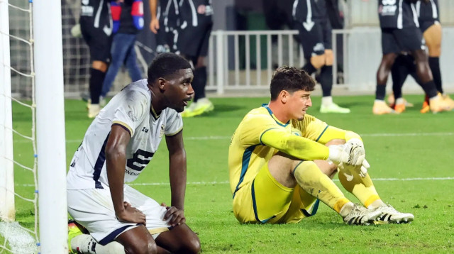 השוער ליאור גליקליך עם כריסט טייהי שחקן מכבי בני ריינה (צילום: אודי ציטיאט)