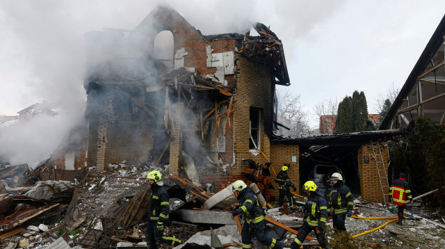 הרס בקייב אחרי נפילת טיל בליסטי (צילום: רויטרס)
