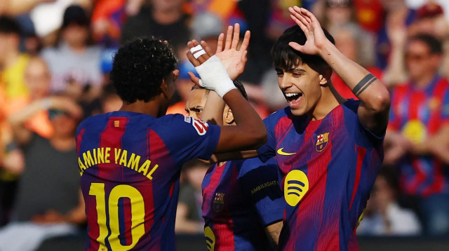 מארק ברנאל עם לאמין ימאל שחקני ברצלונה חוגגים (צילום: רויטרס)