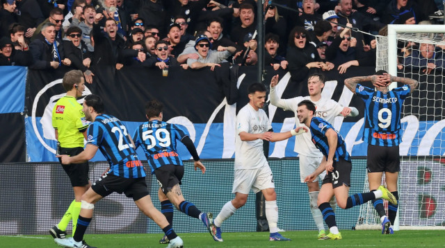 שחקני אטאלנטה חוגגים מול נאפולי (צילום: רויטרס)