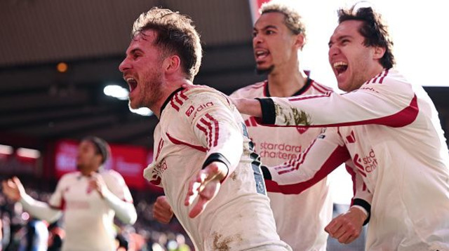 שחקני ליברפול חוגגים עם אלכסיס מקאליסטר (צילום: Getty images)