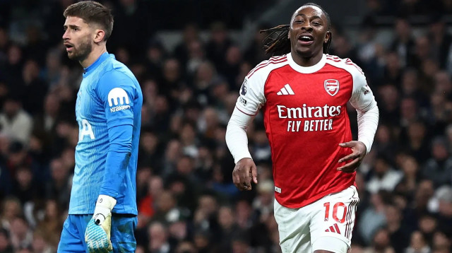 אברצ'י אזה שחקן ארסנל חוגג שער (צילום: רויטרס)