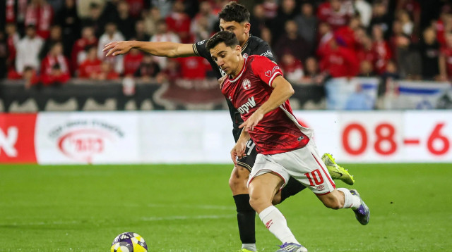 דן ביטון שחקן הפועל באר שבע לפני רוי נאווי שחקן הפועל חיפה (צילום: קובי אליהו)