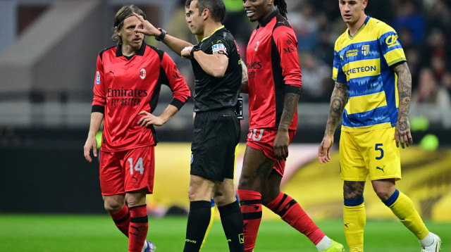 רפאל לאאו, לוקה מודריץ' שחקני מילאן עם השופט מרקו פיצ'יניני (צילום: רויטרס)