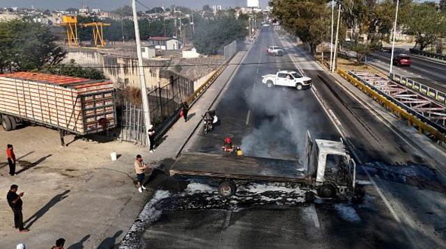 שריפת רכבים במקסיקו (צילום: Getty images)