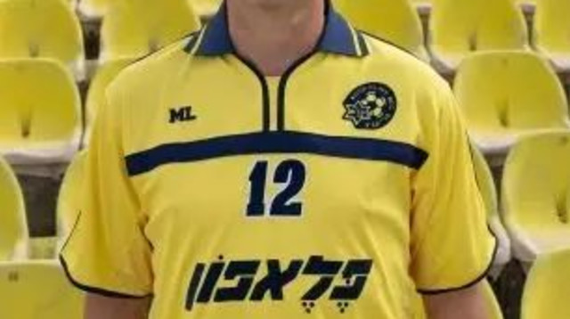 אבי נמני מציג את תלבושת הרטרו (צילום: אתר רשמי, מכבי תל אביב)