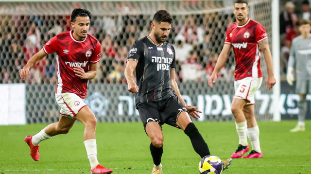 אלון תורג'מן שחקן הפועל חיפה לפני גיא מזרחי שחקן הפועל באר שבע (צילום: קובי אליהו)