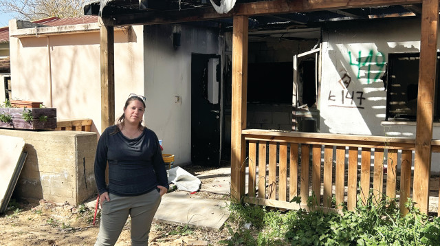 ניר סולטן בחזית בית שרוף (צילום: יוסי אחימאיר)