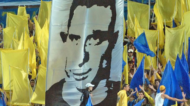 אוהדי מכבי תל אביב זוכרים את מני לוי (צילום: ברני ארדוב)