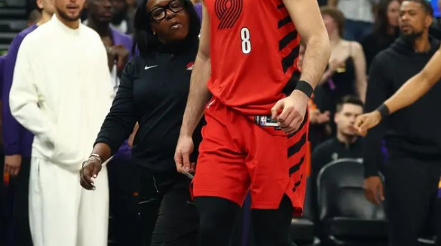 מהלך אחד יותר מדי. דני אבדיה מפנה את מקומו לאחר 59 שניות (צילום: רויטרס)