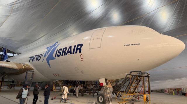 מטוס ישראייר בצביעה בהכנה לקראת בואו (צילום: באדיבות Airbus)
