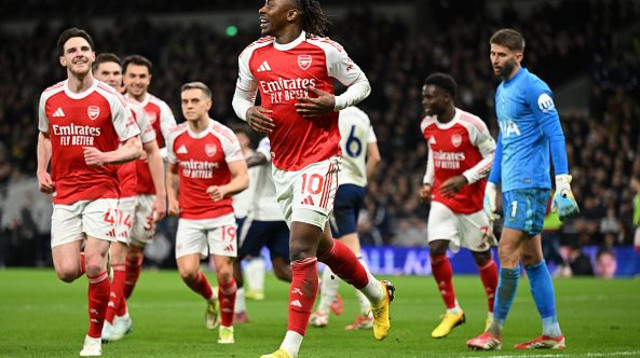 שחקני ארסנל חוגגים בדרבי הלונדוני (צילום: Mike Hewitt)