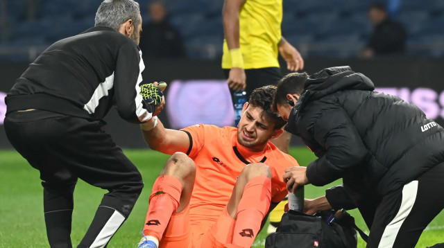 עומר ניראון שוער מכבי נתניה מקבל טיפול (צילום: ברני ארדוב)