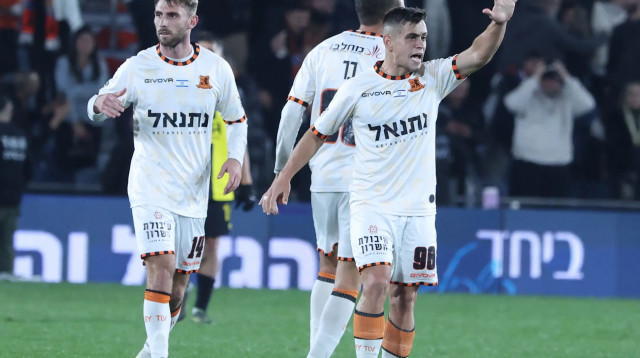 ויקטור סטינה (מימין) עם אדר רטנר שחקני בני יהודה (צילום: דני מרון)