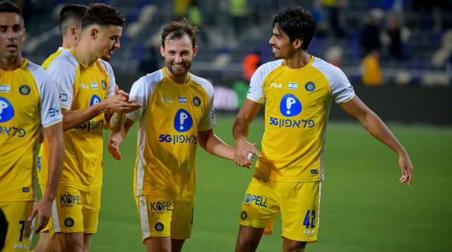 דור פרץ, יוריס ואן אובריים, סתיו למקין, שחקני מכבי תל אביב (צילום: אריאל שלום)