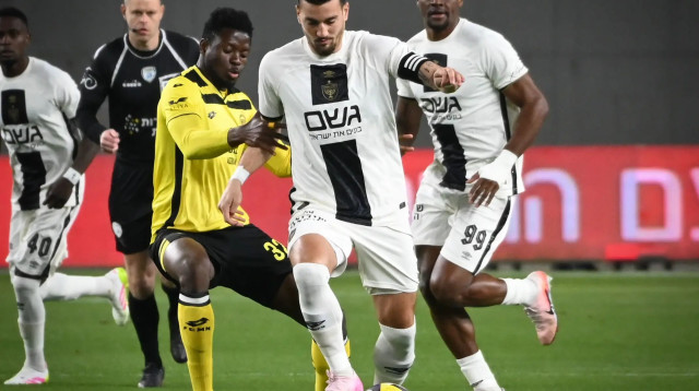 ירדן שועה שחקן בית"ר ירושלים מול עזיז ווטארה שחקן מכבי נתניה (צילום: ברני ארדוב)