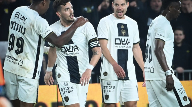 שחקני בית"ר ירושלים חוגגים עם ירדן שועה (צילום: ברני ארדוב)