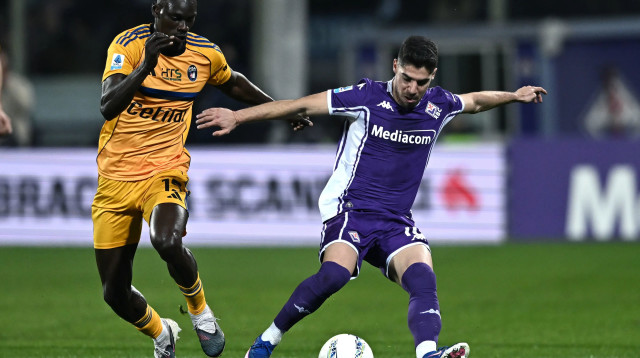 שחקן פיורנטינה מנור סולומון מול שחקן פיזה אידריסה טורה (צילום: אימג'בנק  GettyImages, Photo Agency)