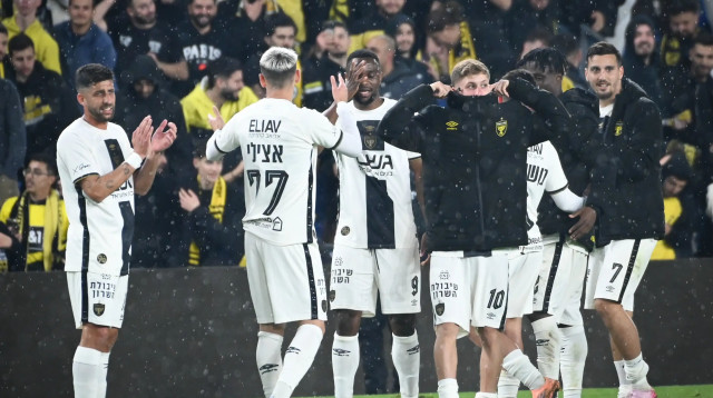 שחקני בית"ר ירושלים חוגגים (צילום: ברני ארדוב)