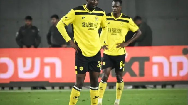 שחקני מכבי נתניה נותרו בהלם. עזיז ווטארה (צילום: ברני ארדוב)